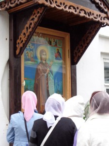 У Боголюбской иконы Божией Матери в Азамасе