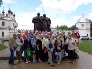 У барельефа святым Петру и Февронии